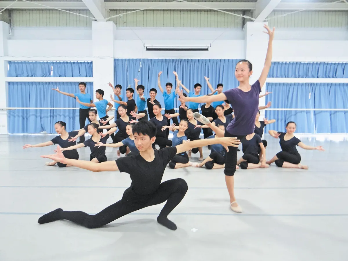 打斷手骨顛倒勇 舞出冠軍