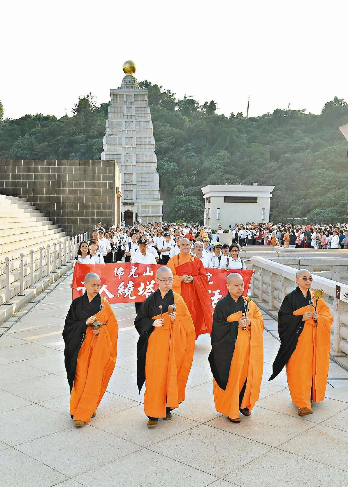 千人繞四聖諦塔 修持戒定慧