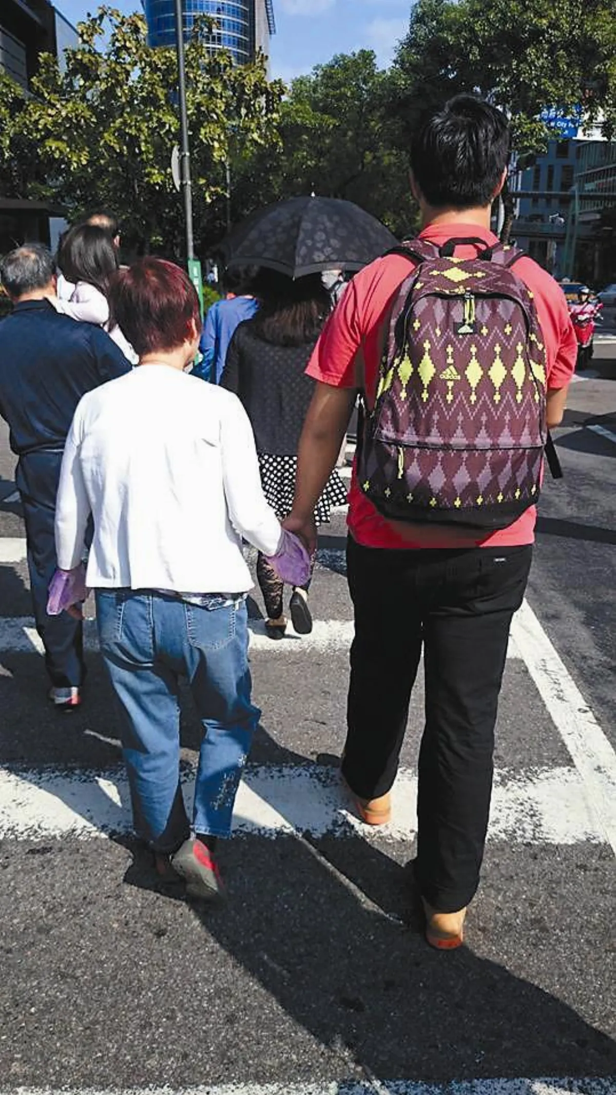 生活快門 奶奶我牽您過馬路