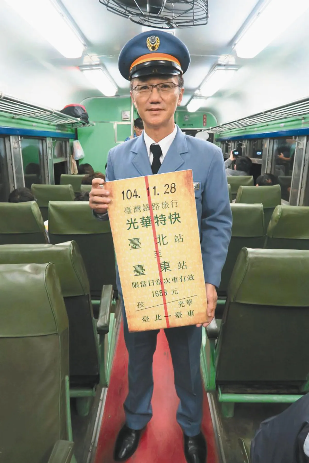 懷舊白鐵仔進站 鐵道迷歡呼