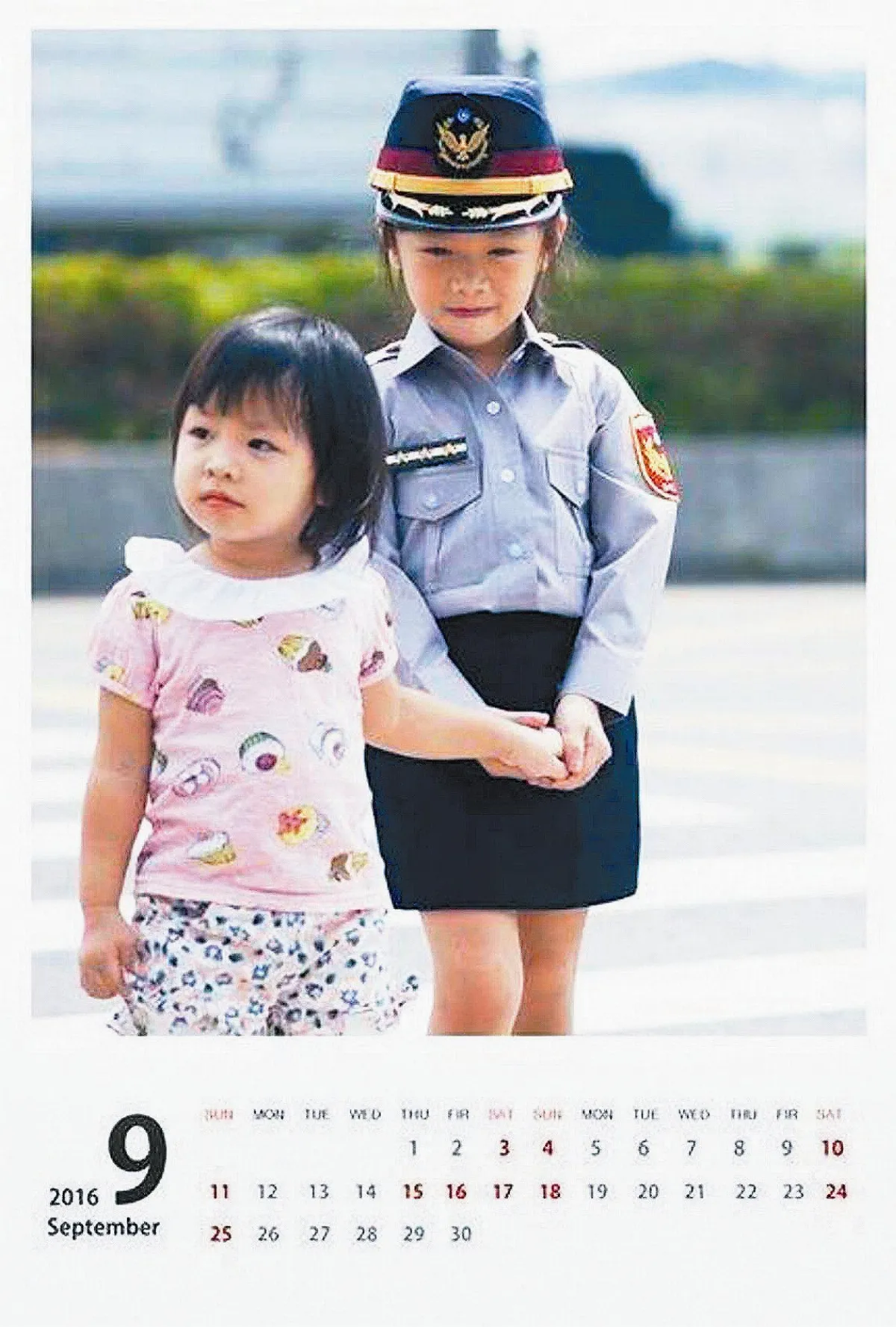 小朋友著警察制服 桌曆超萌