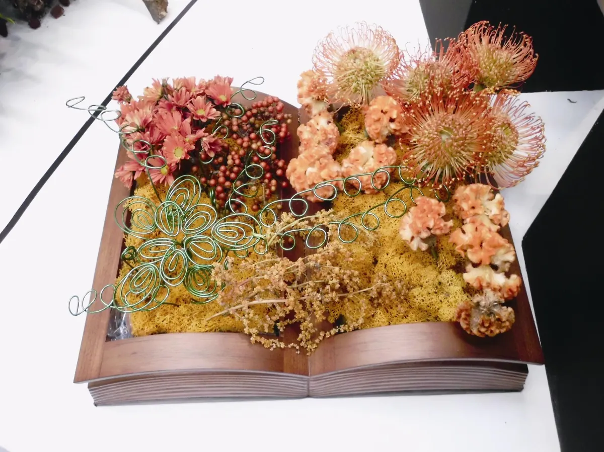 生活快門 花與書的相遇