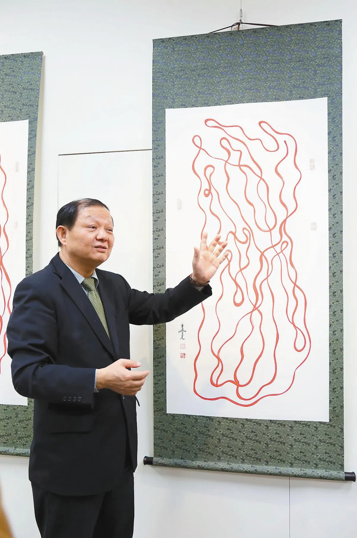 李登元以宇宙光 創作一筆書畫