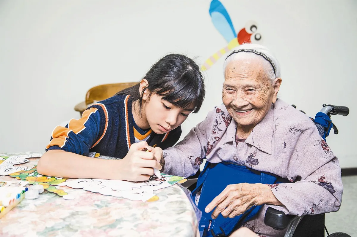 小學生與長者 摺燈籠同樂