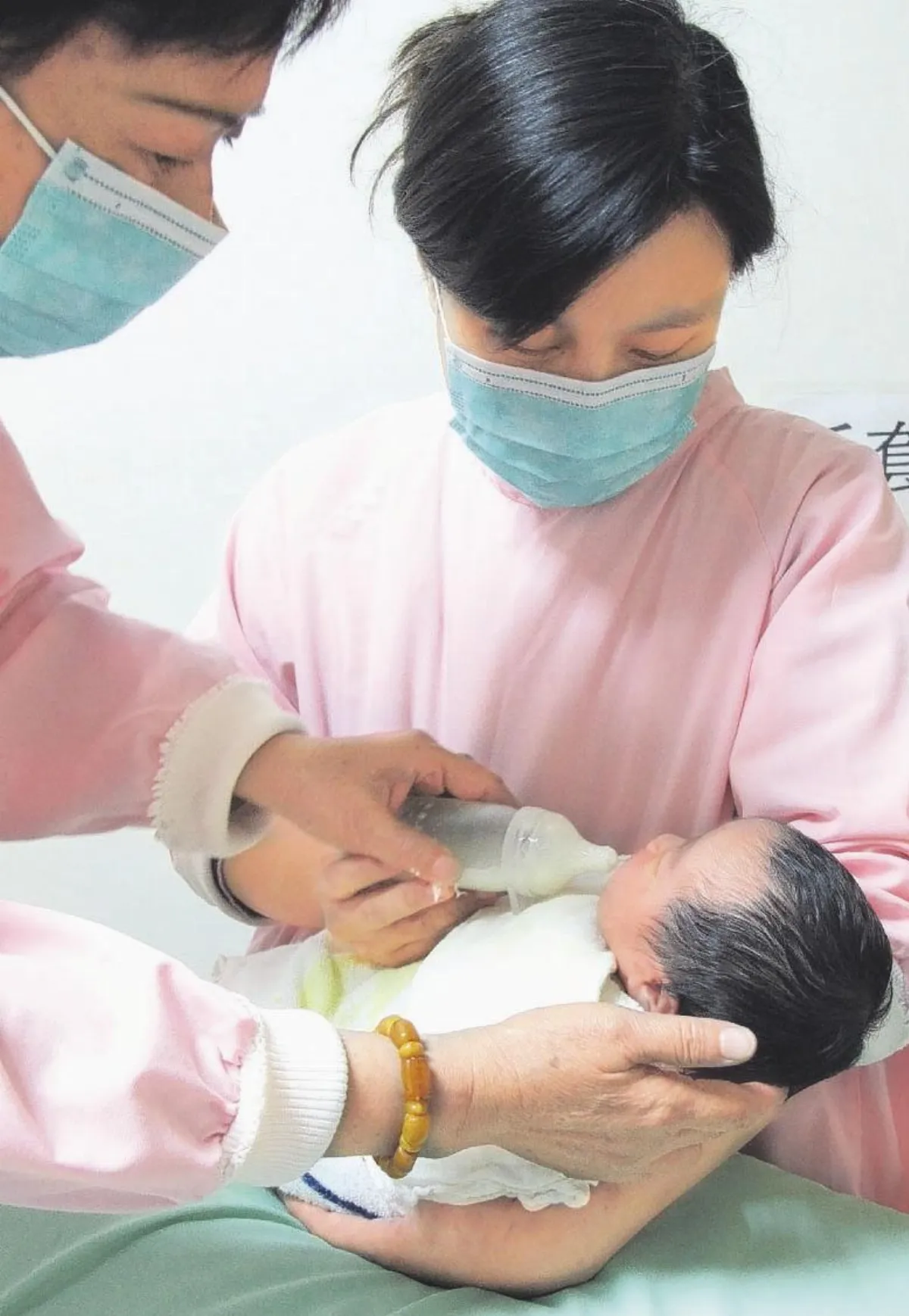 哺乳寶寶睡著 不是飽了是沒喝夠