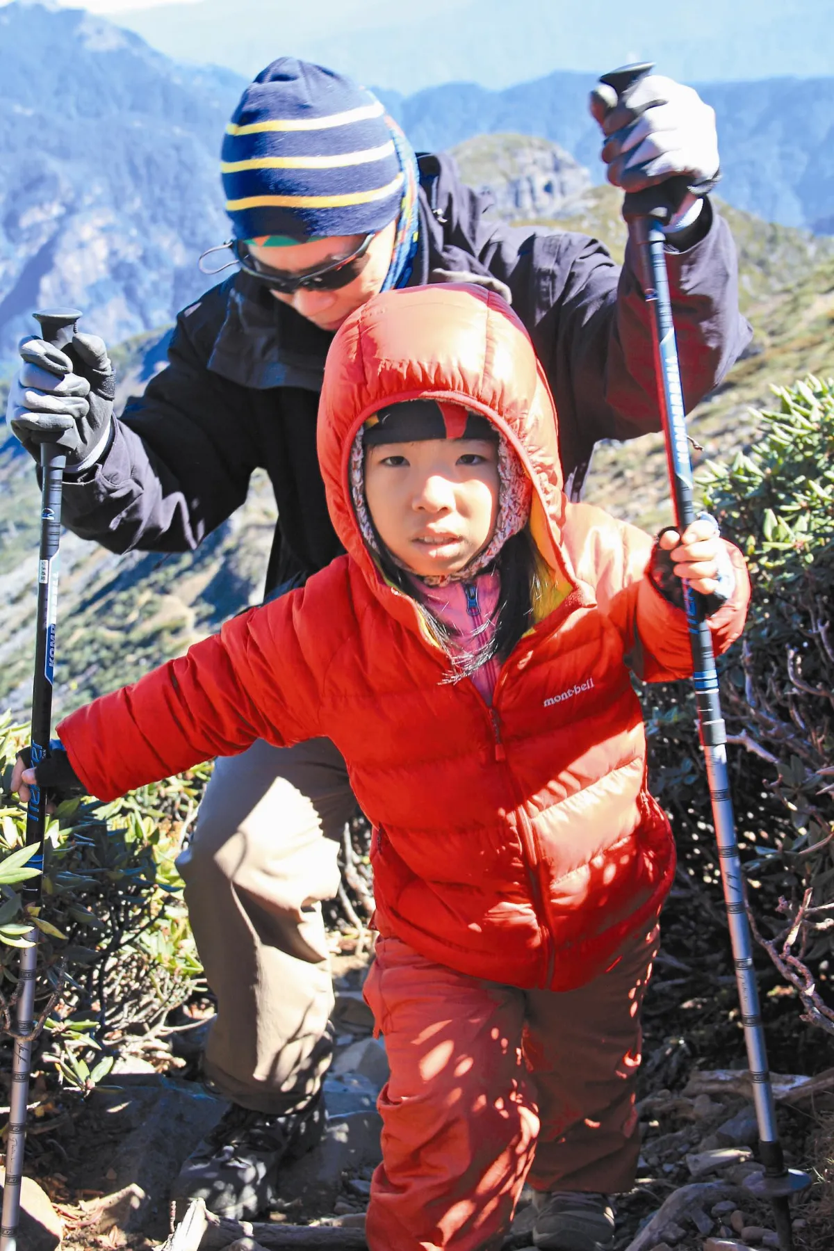 全班等她3小時 侏儒童登頂雪山