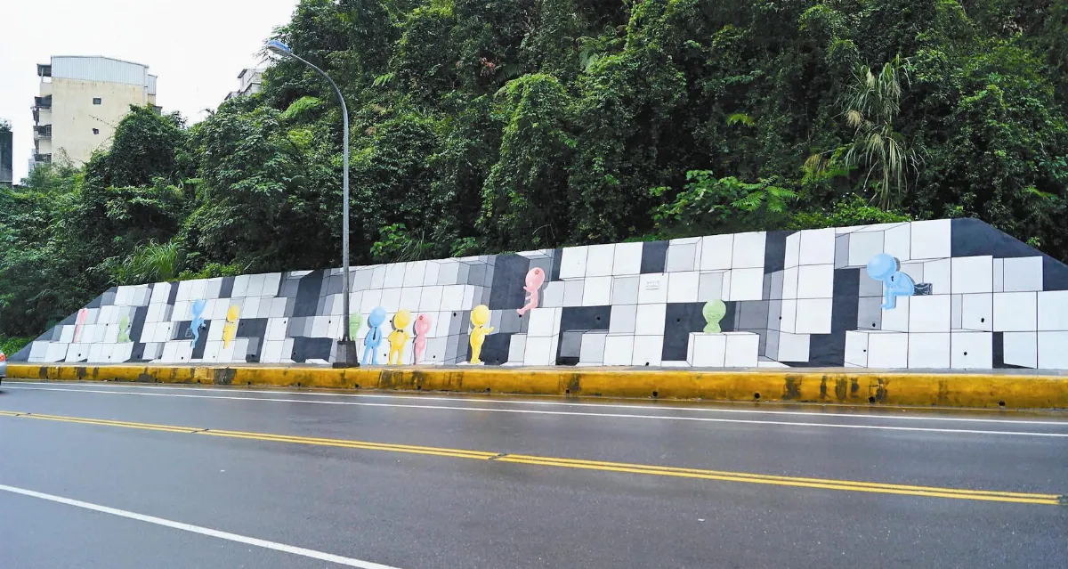 彩繪立體迷宮 擋土牆耳目一新