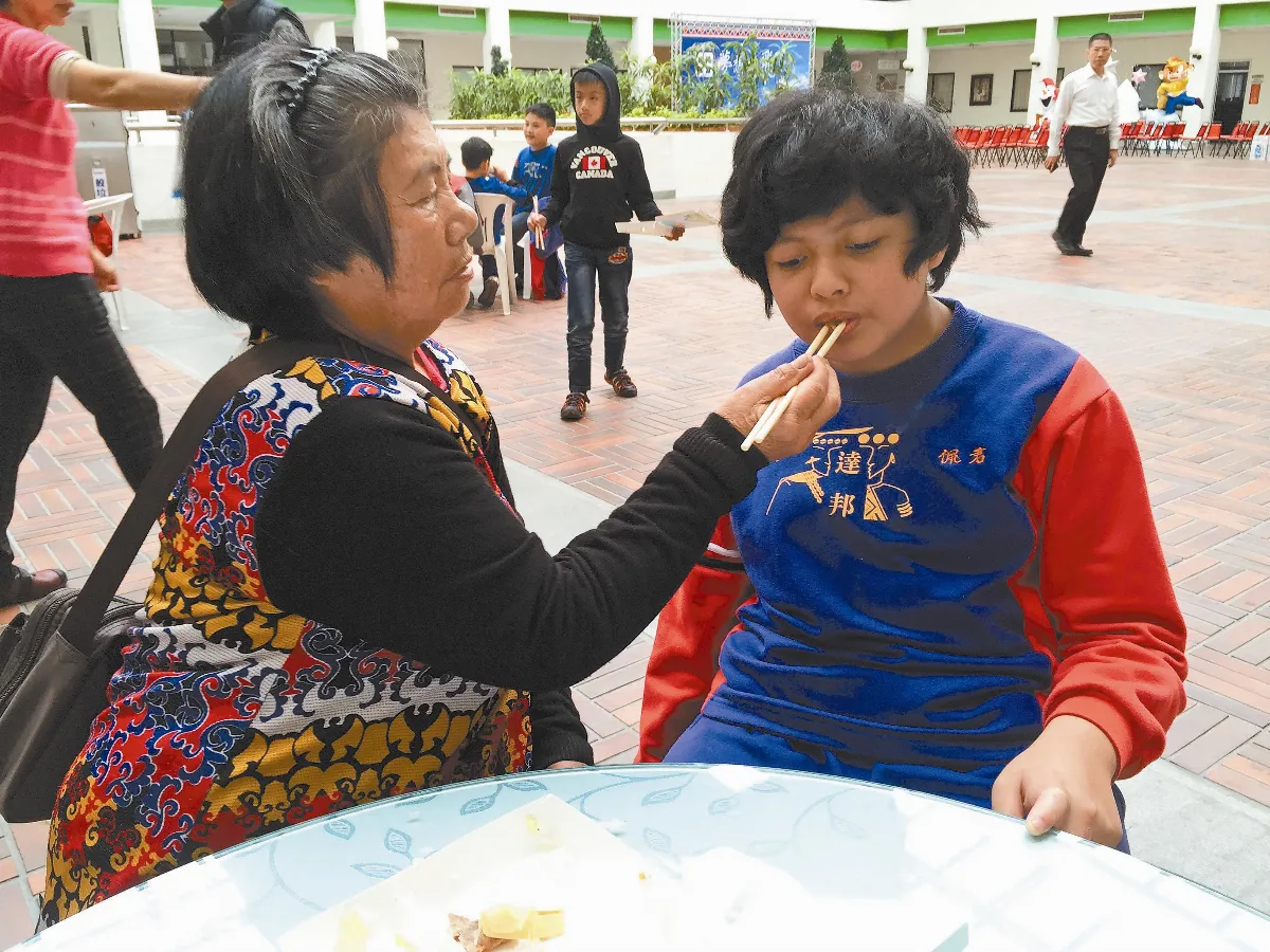 照顧病孫 7旬阿嬤陪讀6年