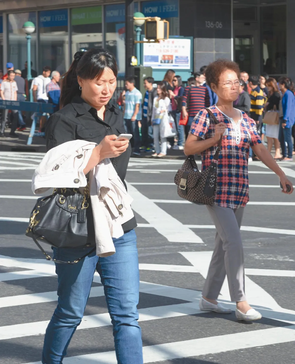 過馬路滑手機 立委提案開罰