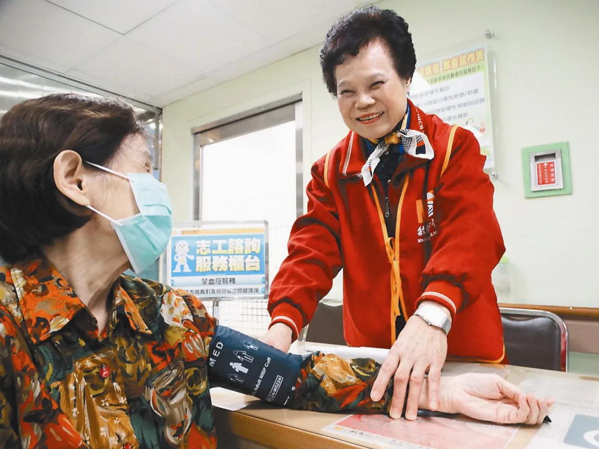 83歲嬤醫院義工 服務8千小時