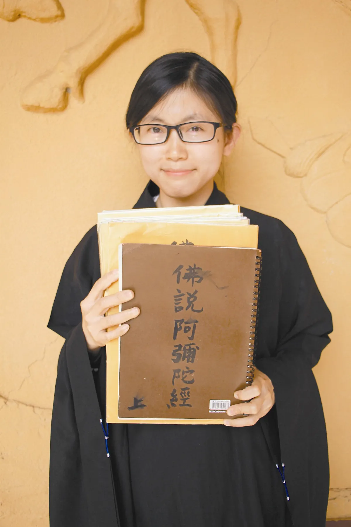 孝女抄大字佛經 助母成長慧命