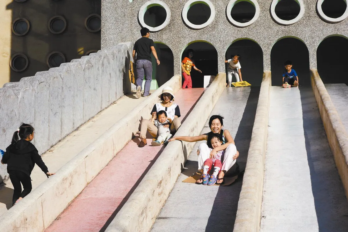 墊紙板溜滑梯 孩子樂 學校慘