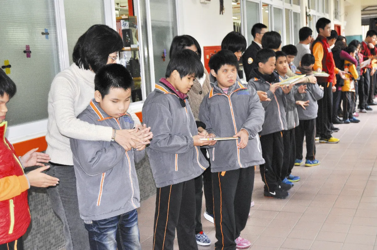 盲生人龍搬書 傳遞感恩