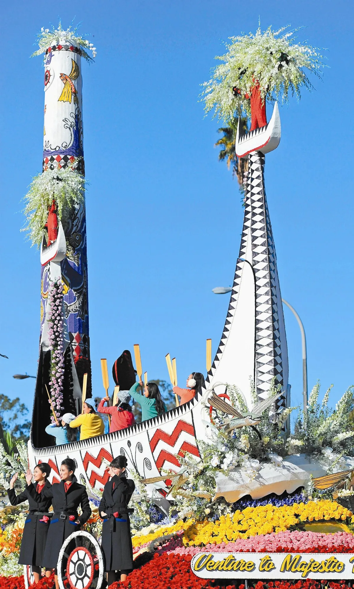 華航「奇遇台灣」獲首獎 加州花車遊行 上空驚現反川普口號