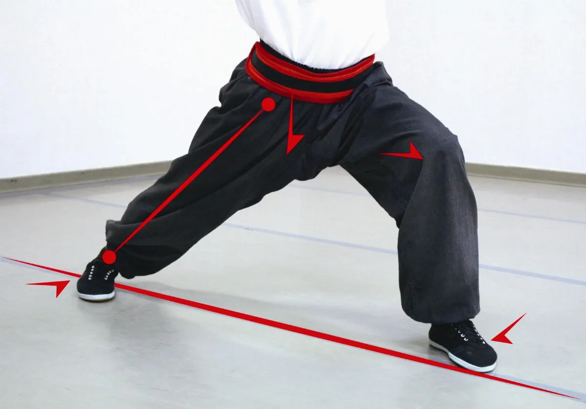 練 身 也練心 弓步打拳 身似弓，手似箭