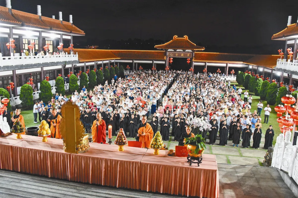 如來寺跨年朝山 南美3千人禮拜