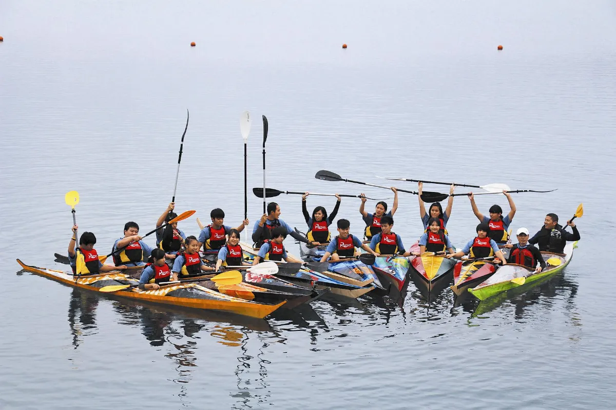 台東16高一生 造獨木舟首航