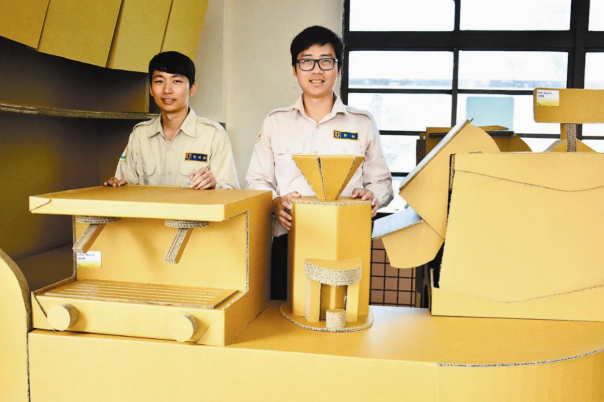 替代役男迷紙雕 做1：1咖啡吧檯
