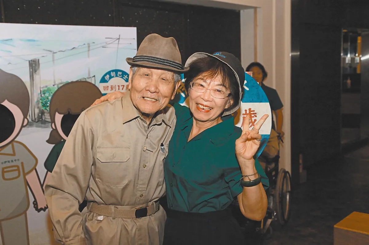 回到17歲 獨居老人扮學生圍爐