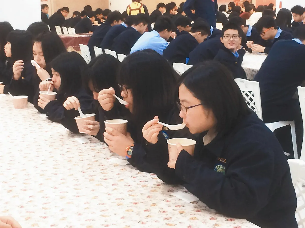 慶法寶節 好粥到 金光明寺 義工歡喜結緣 學子感恩享用