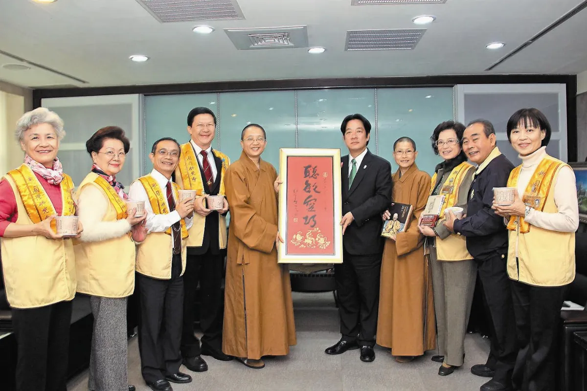 南台佛光山贈臘八粥 賴清德感謝