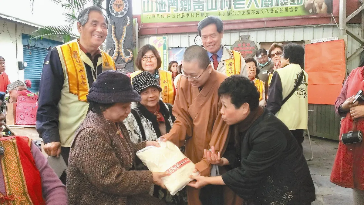 佛光人送暖 原民耆老笑呵呵