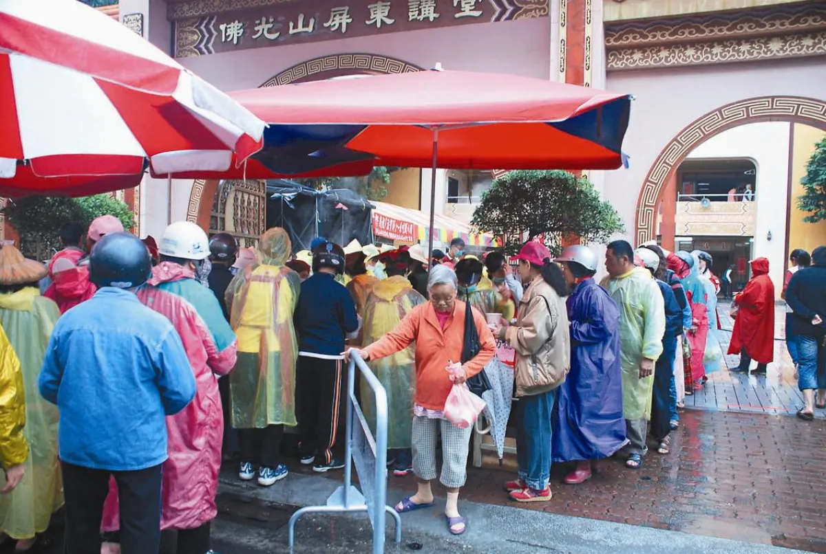 屏東講堂 雨中煮粥暖心 春聯結緣