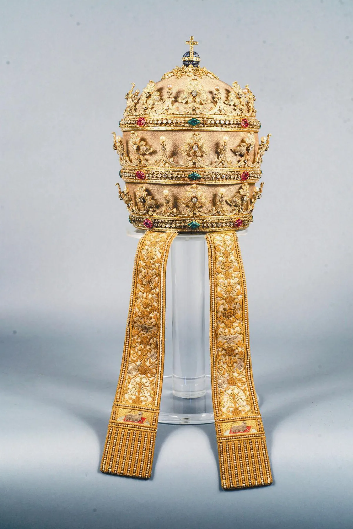 教廷文物亮相 三重冠現故宮