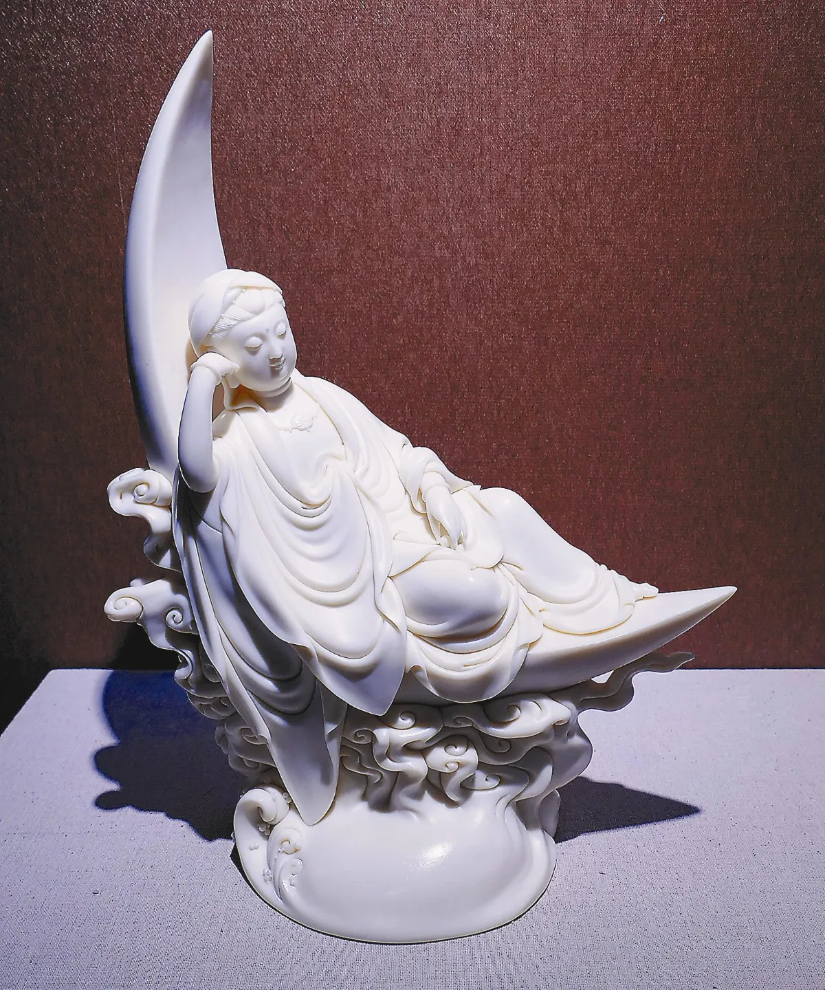 觀音之美 白瓷銅雕各顯慈顏