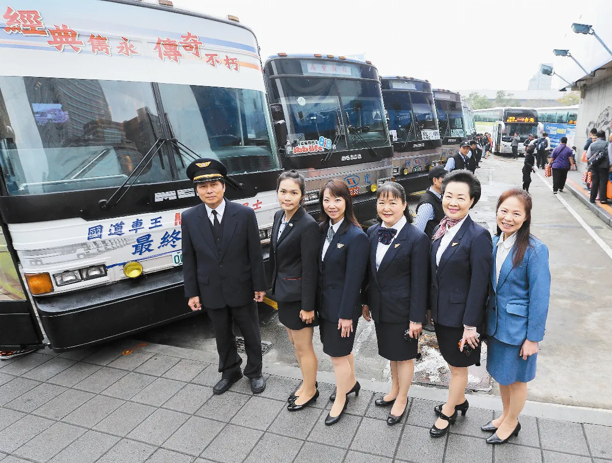 走過37 年 灰狗巴士功成身退