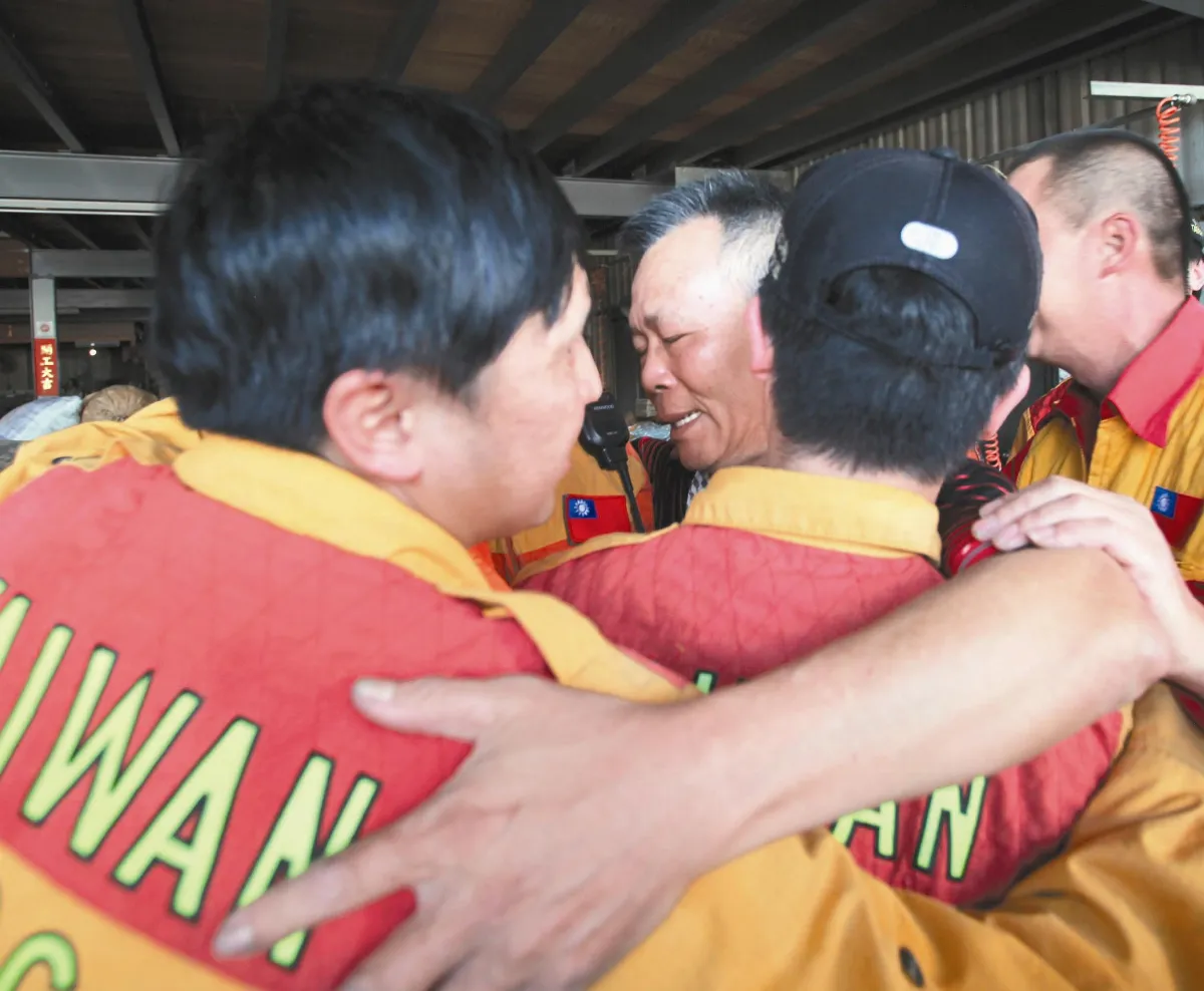 救難人員撒離 工廠老闆相擁感謝