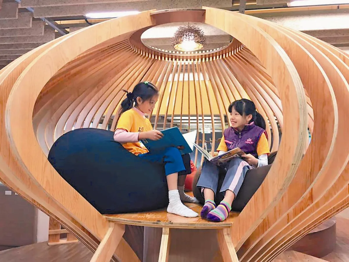 圖書館變身 銀河、小木屋在眼前