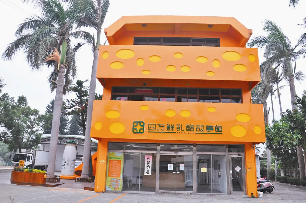 鮮乳酪故事館 漫步草原餵小牛