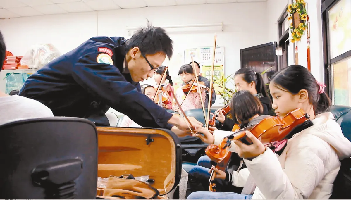 役男教小提琴 助偏鄉童圓夢