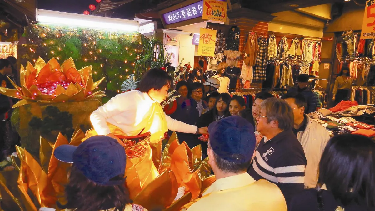 擇善寺上元踩街 千人培福