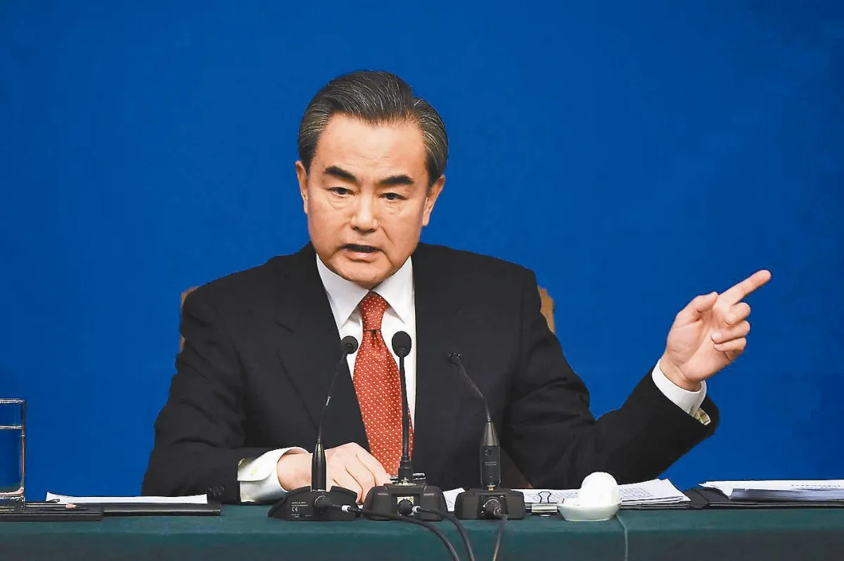 暗嗆美 航行自由≠橫行自由 王毅：南海軍事化帽子有更適合國家可戴