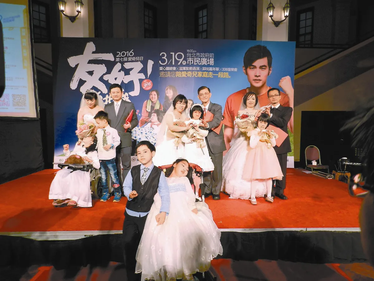周董挺愛奇兒 3月19日伴一段路