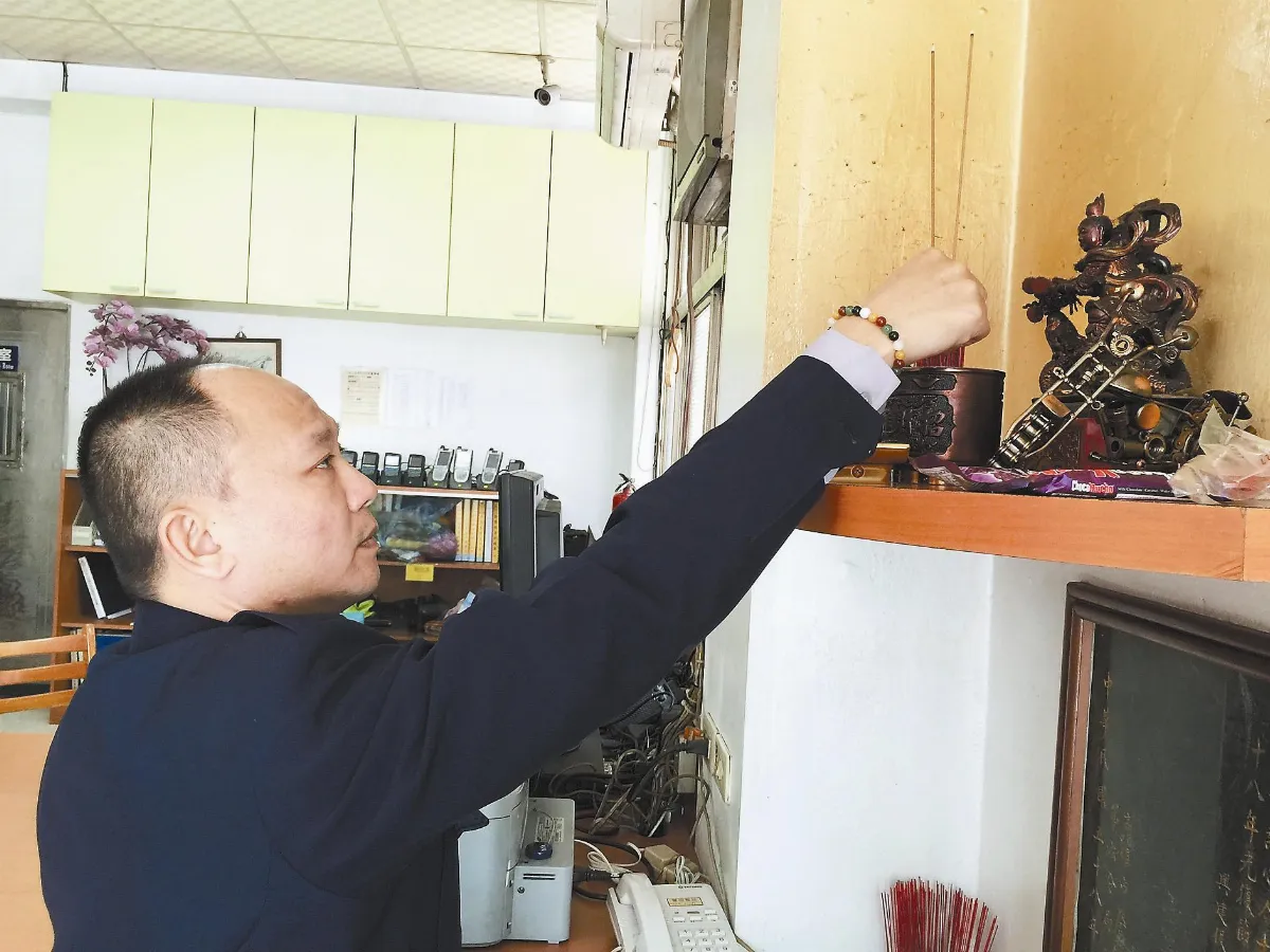 太子爺騎重機 助警破案連連
