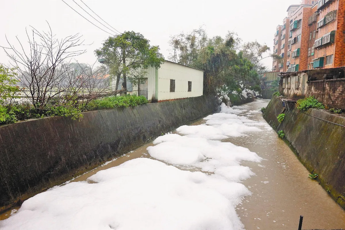 溪流冒白泡 鄉民心驚驚