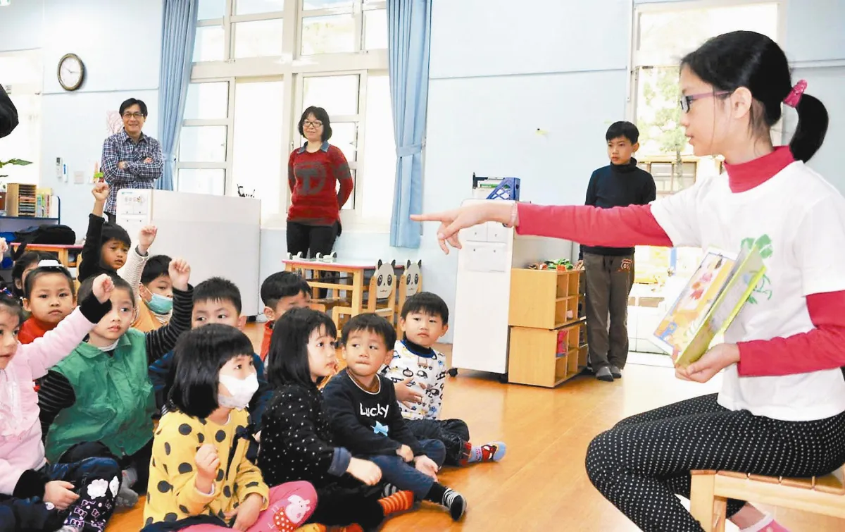 小6生扮大姐 為小小孩說故事