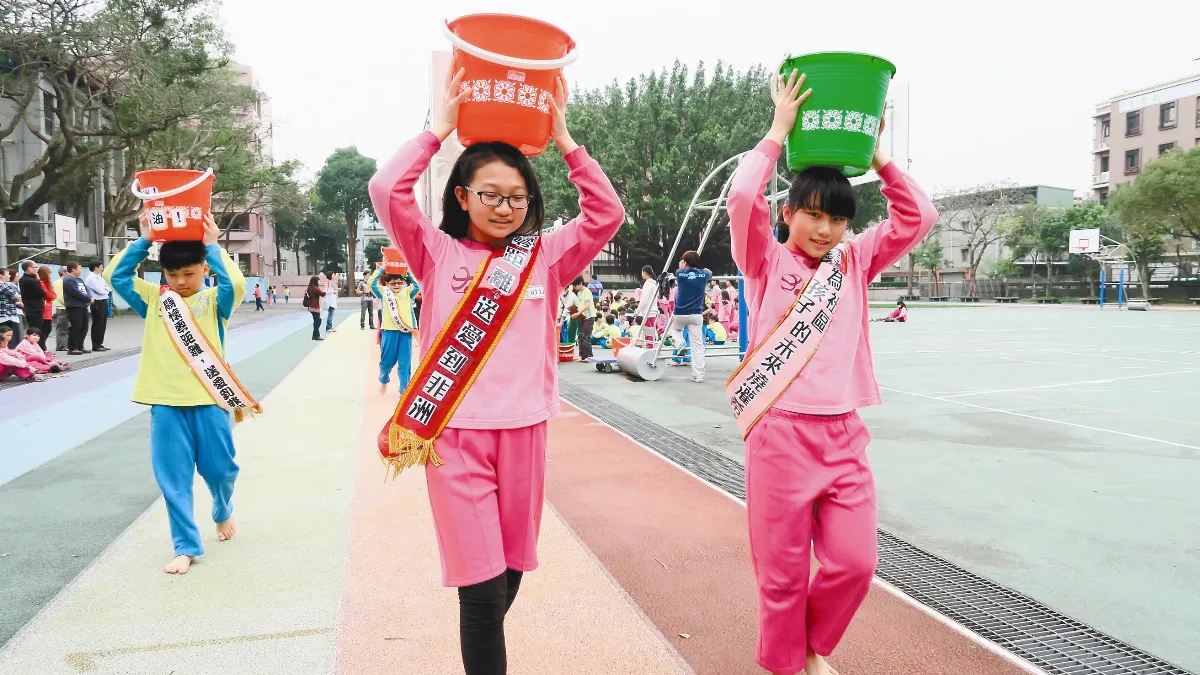 師生赤腳頂水 體會非洲童取水路