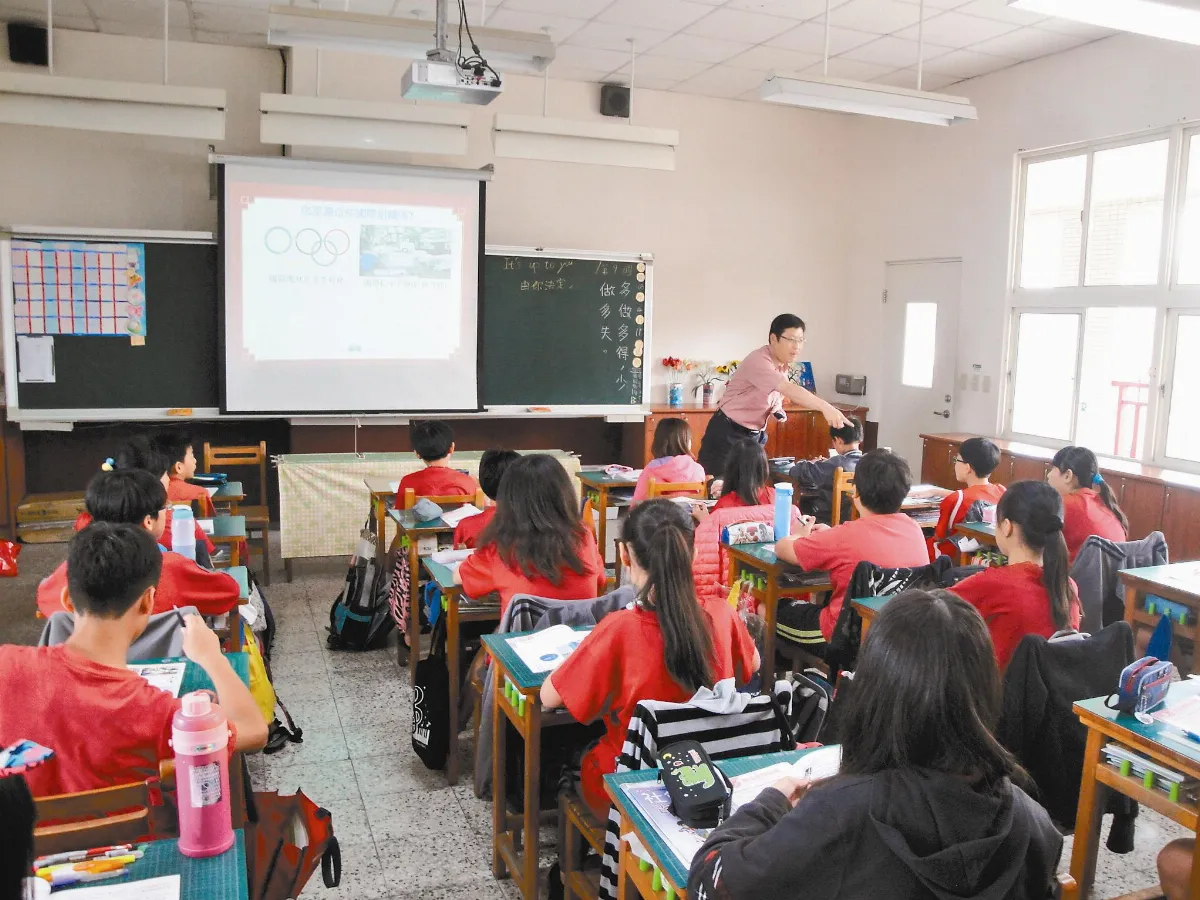 推教專評鑑 東光校長帶頭 全校老師跟著考