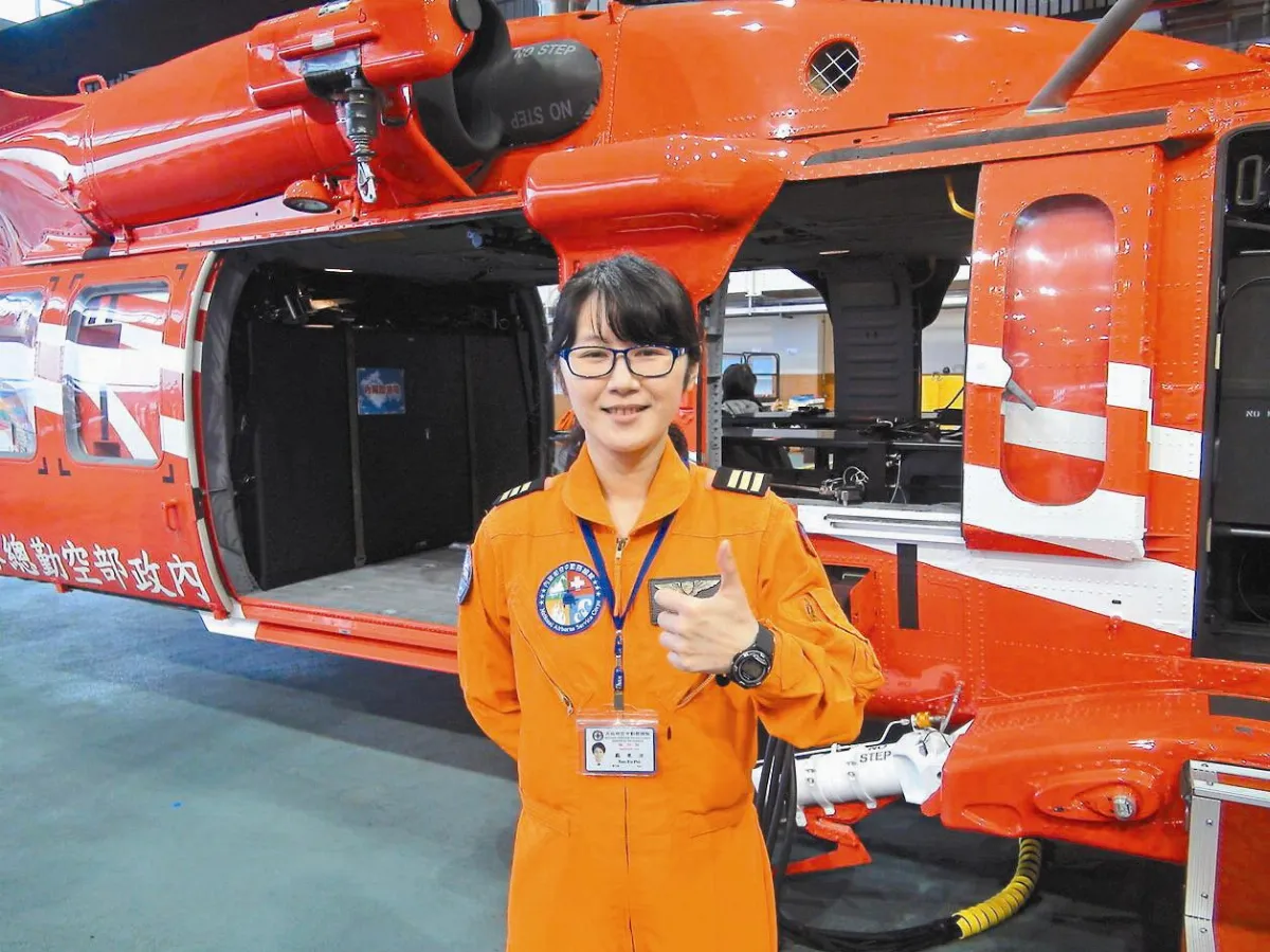 空勤首位女飛行員 嚴聿沛成嬌點