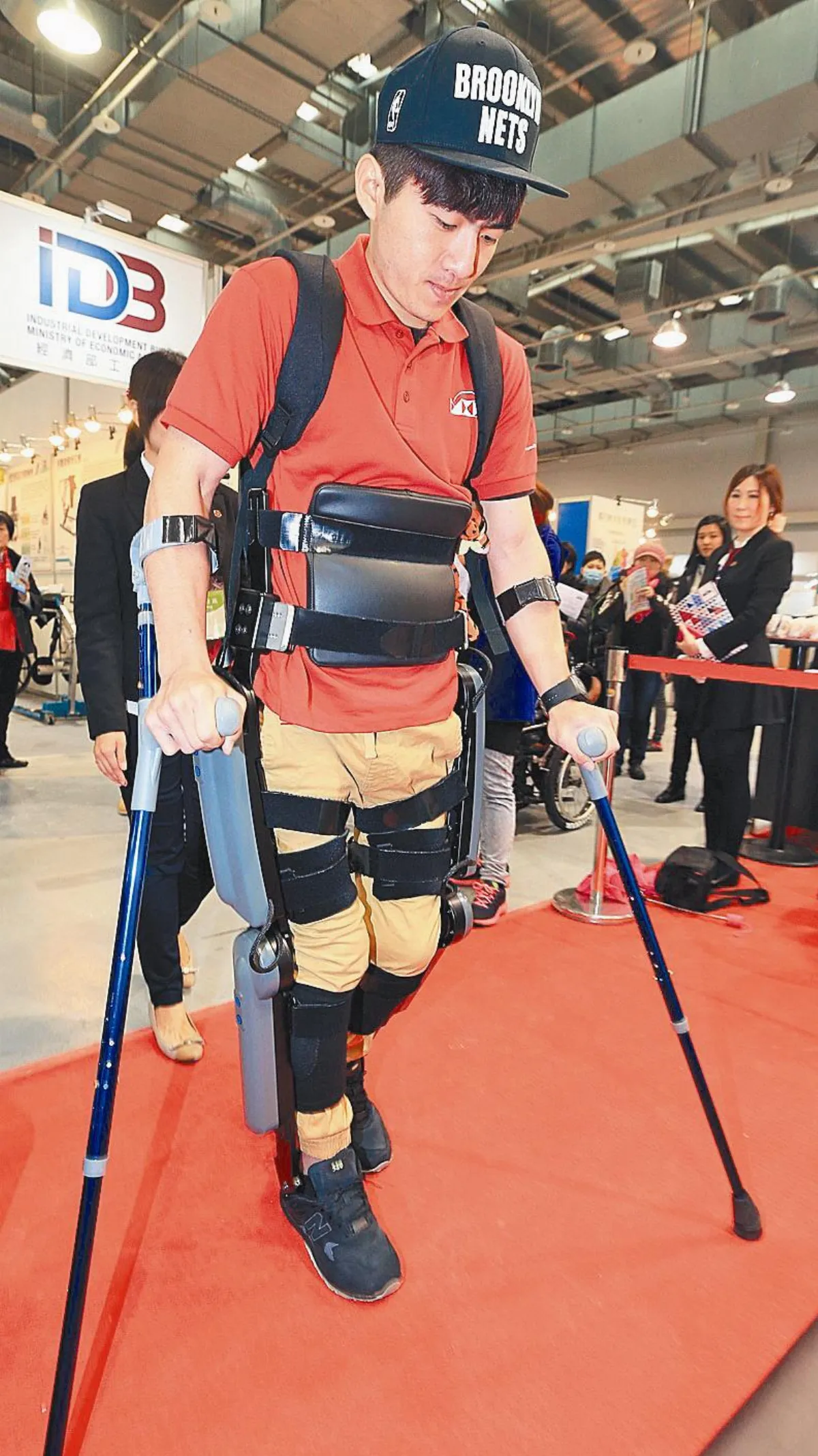 機械腳幫忙 陽光男邁步走