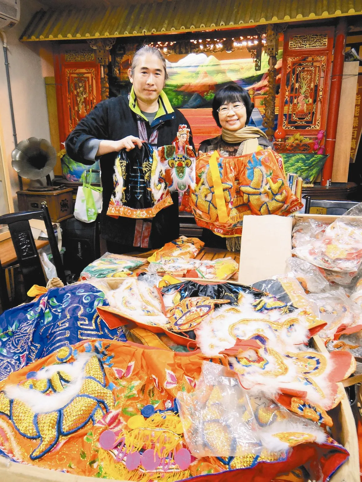 五代做神衣 一針一線繡出LV