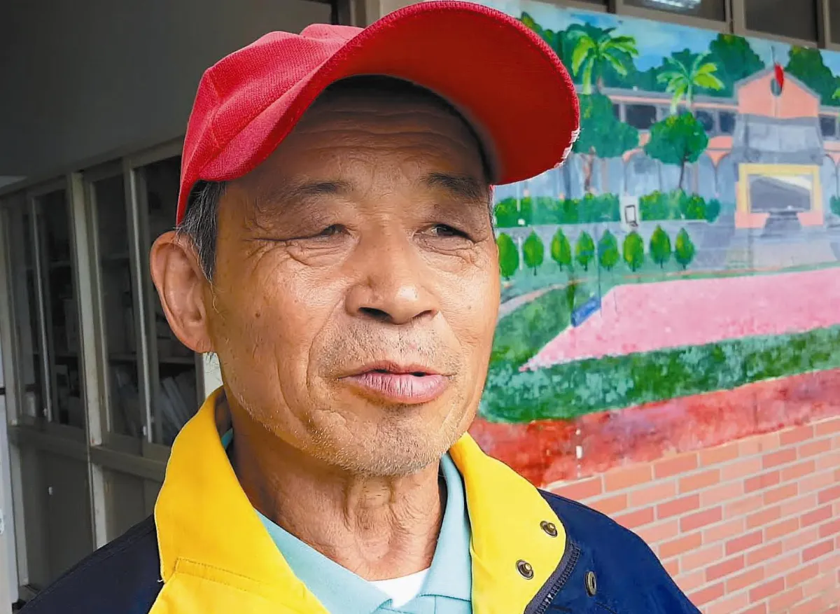 退休老校工 每天不忘到校巡一下【本報苗栗訊】苗栗縣西湖鄉瑞湖國小退休老校工劉春光，多年來被師生暱稱為「阿先生」，過去在校服務時，他負責盡職，獲得全校敬重，即使退休已八年，迄今仍每天早、晚到校園查看一番，堪稱瑞湖「永遠的老校工」和「守護神」（見圖／胡蓬生）。