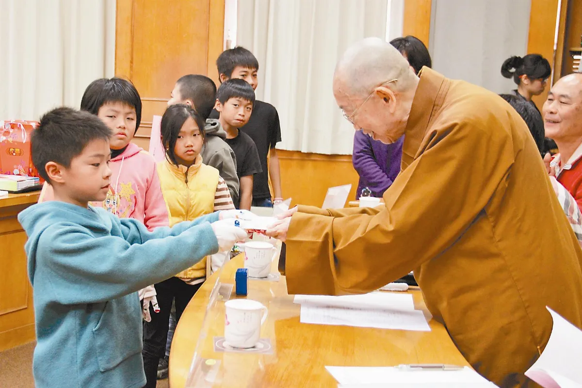 中科小師生回家 感恩佛光送暖