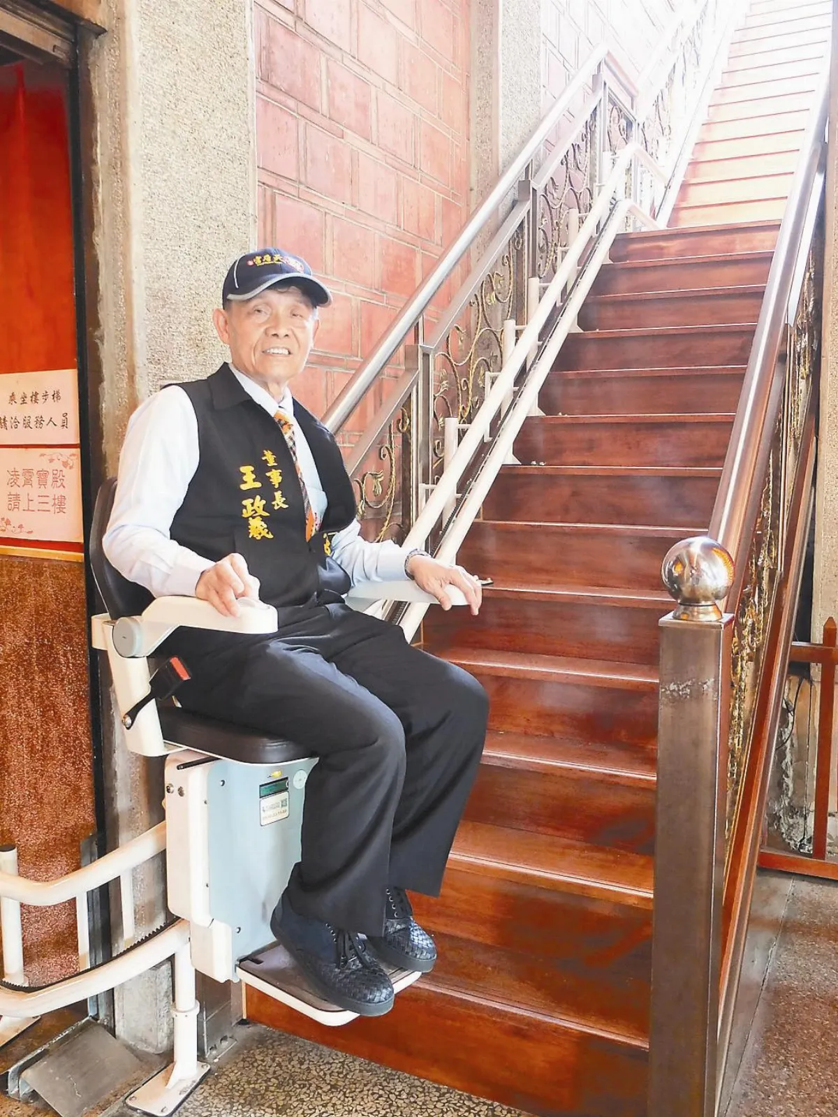友善信仰空間 嘉市天后宮 設樓梯升降椅