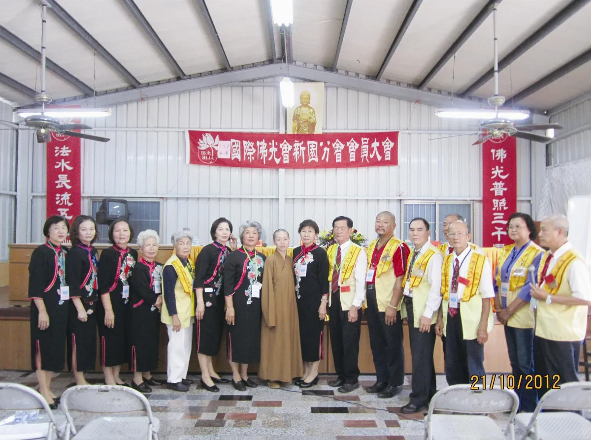 願您隨著朵朵的蓮花 往生西方極樂淨土