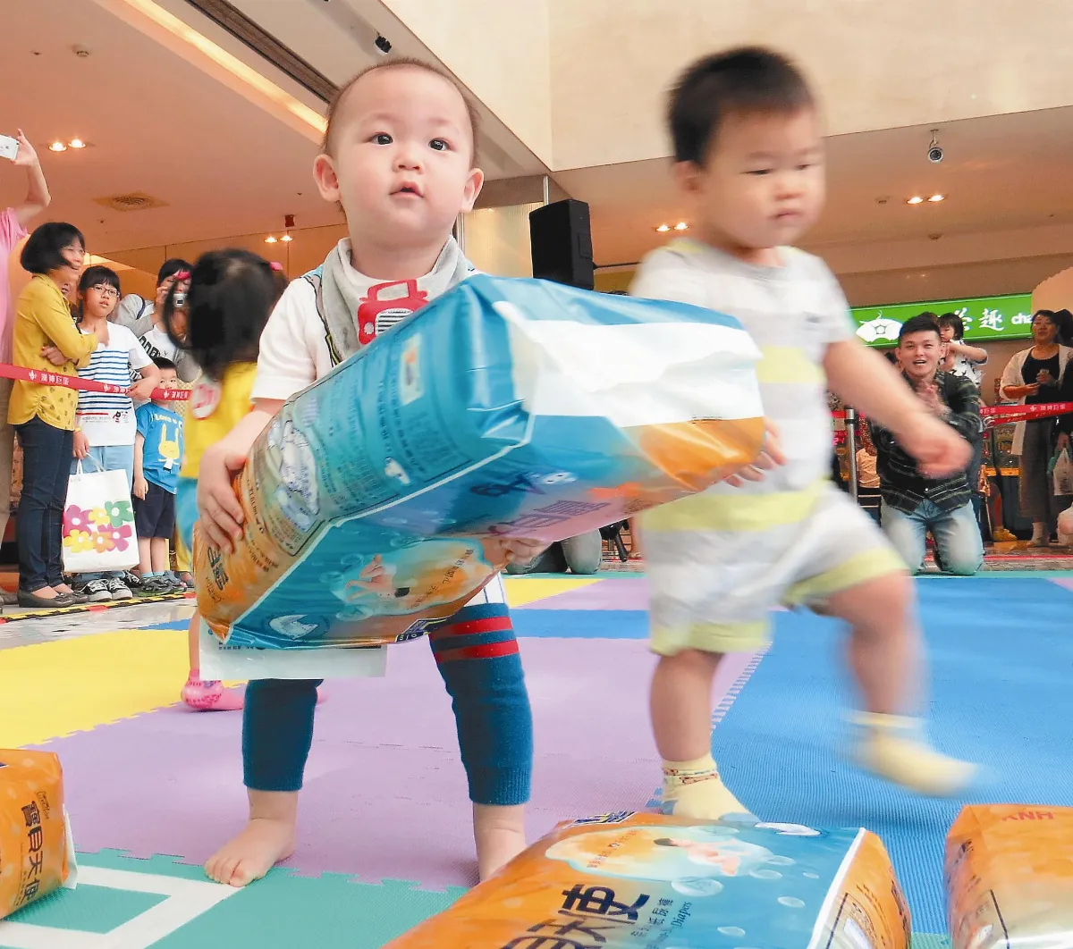 幼兒搬尿布 趣味賽賣萌